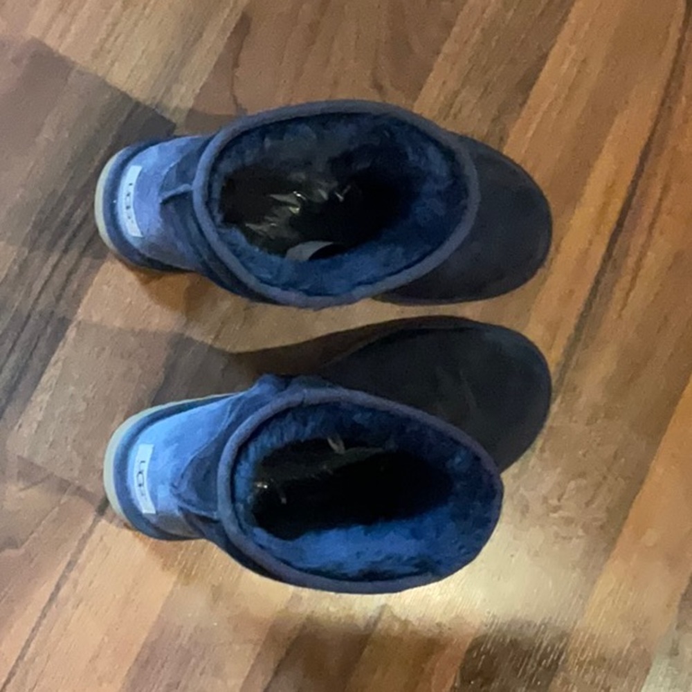 UGG NAVY SHEEPSKIN boots. Great condition.